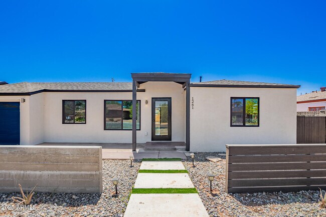Foto del edificio - 1261 E Cambridge Ave