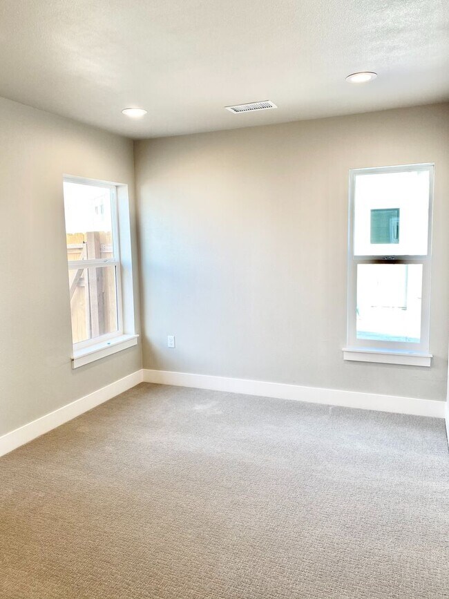 Building Photo - 614 Lesser Dr