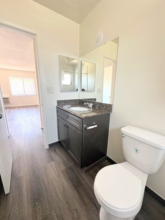 Foto del edificio - Nicely updated 1bd/1ba with parking included! Laundry on site!!