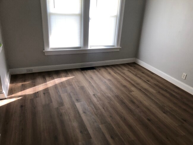 Living room (b) - 3827 Eiler St