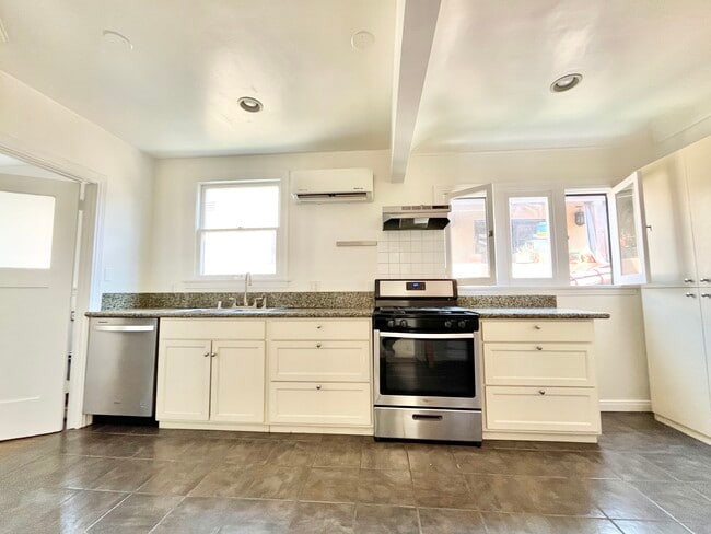 Building Photo - 423 N Orange Dr