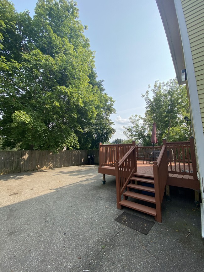 Backyard Patio/ample parking - 429 Stanwood St