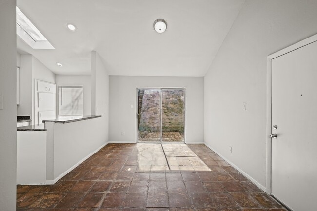 Foto del edificio - 4343 Willow Beach Dr