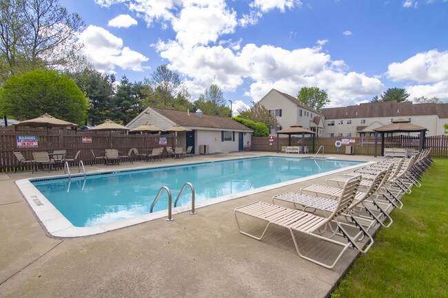 Piscina - Briar Knoll Apts