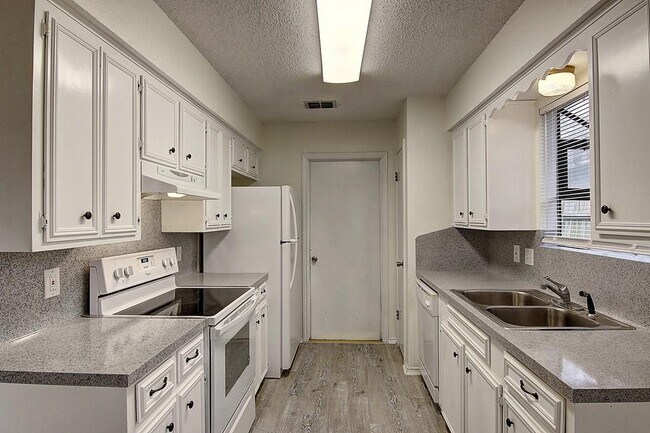Building Photo - 2749 Allencrest Dr