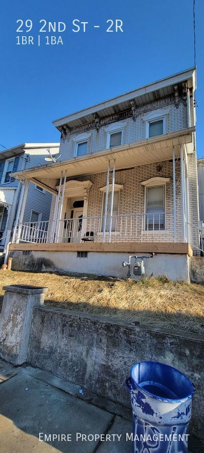 Building Photo - 2nd Floor: 1 Bedroom / 1 Bathroom Apartmen...