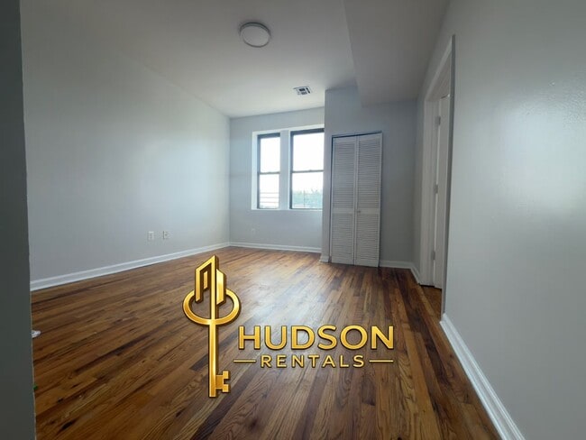 162 Bergen Ave 3A - 161 Bergen Ave
