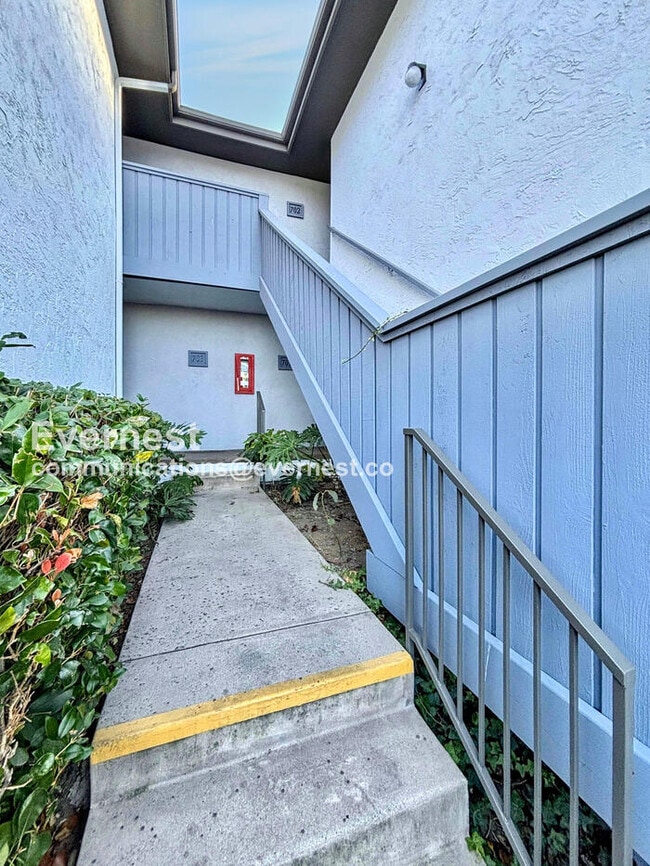 Foto del edificio - 3215 Midway Dr