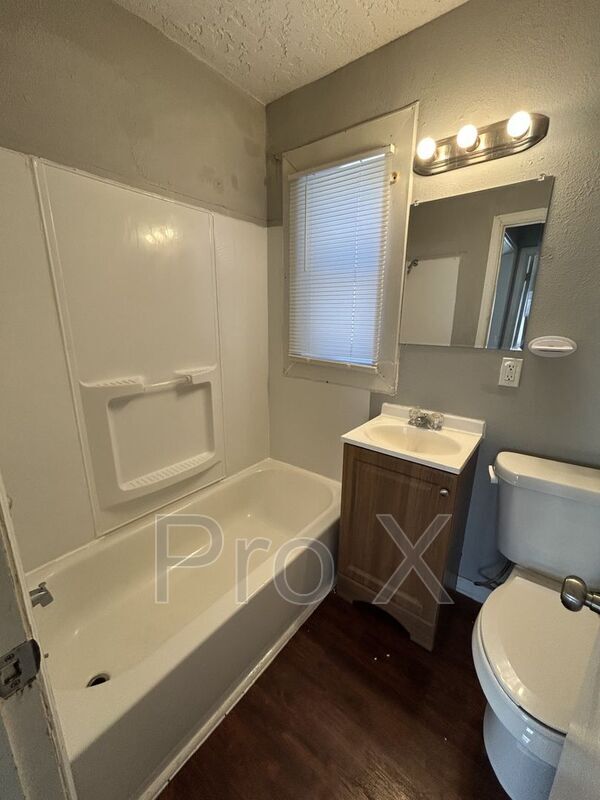 Foto del edificio - 126 E 13th St