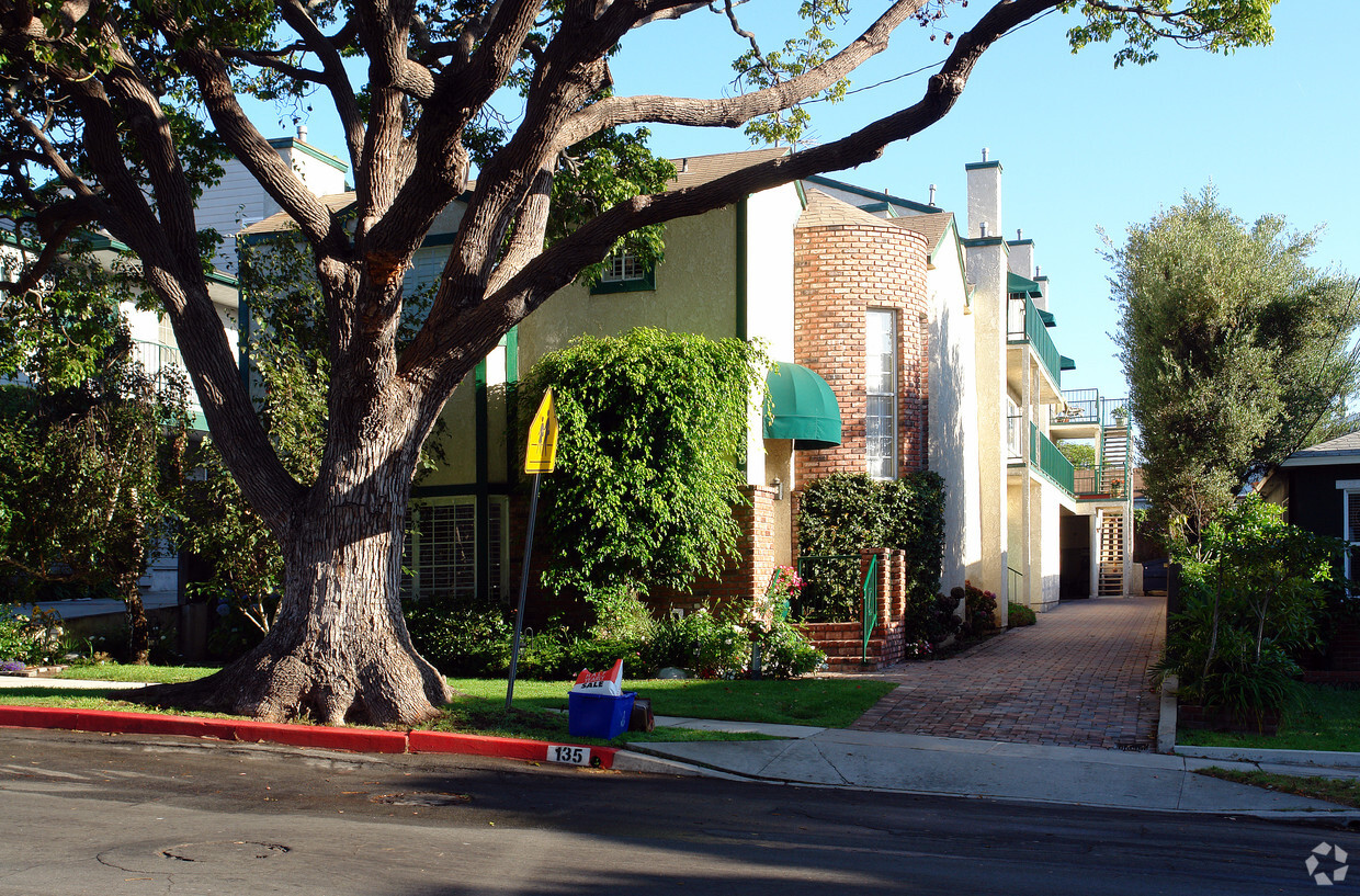 Primary Photo - 135 W Palm Ave