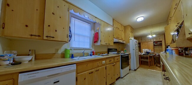 Building Photo - Huge House + Large Backyard + Off-Street Parking! Available June 4th!