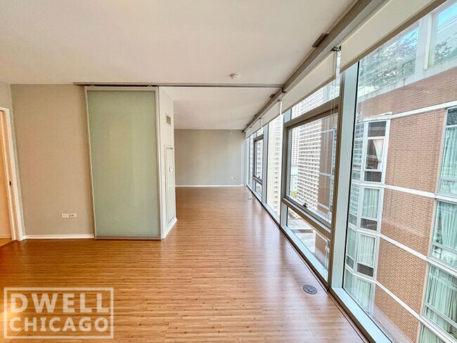Foto del edificio - 230 E Illinois St