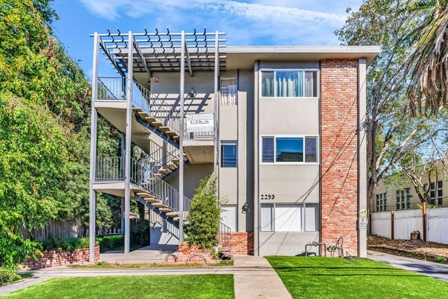 This is a large 2-bdr in a convenient, Fre... - This is a large 2-bdr in a convenient, Fre... Apartment