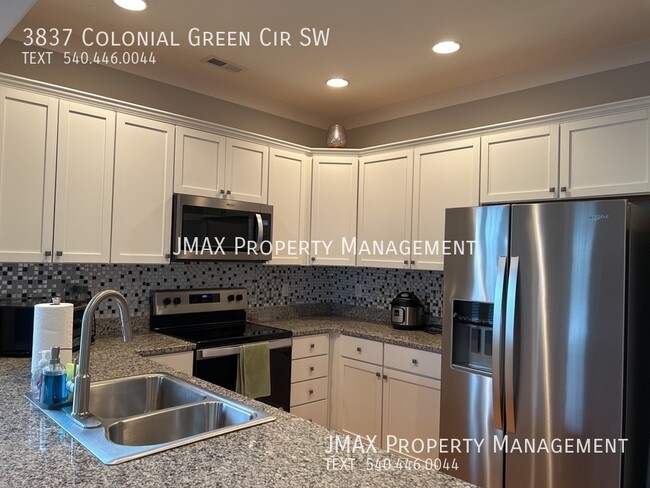 Building Photo - Luxury Living at Roanokes Colonial Green!