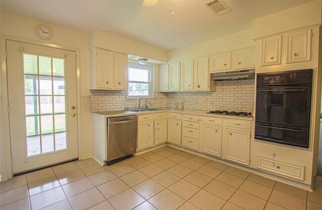 Foto del edificio - 8722 Kimwood Dr