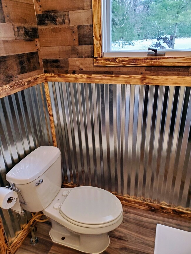 Bathroom - 624 E Lewis St