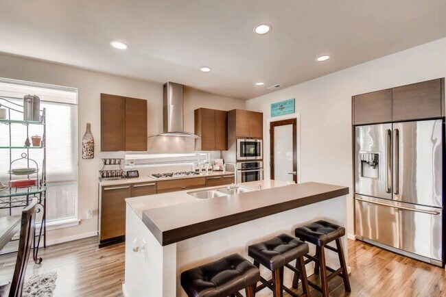 Building Photo - Gorgeous Modern 3 Bedroom Plus Bonus Room ...