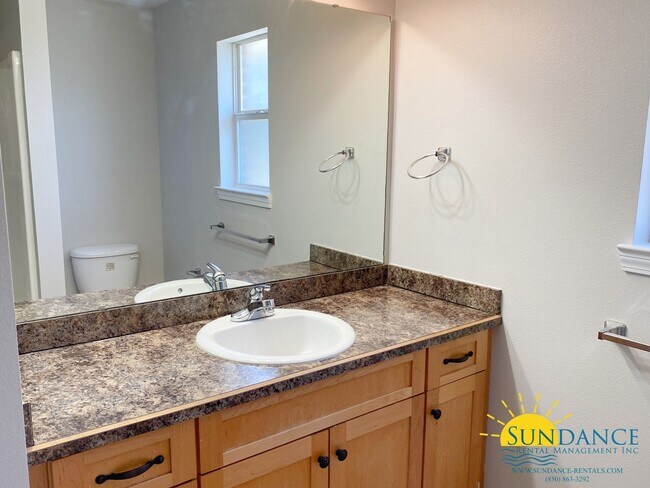 Foto del edificio - Spacious 3 Bedroom Duplex in Navarre