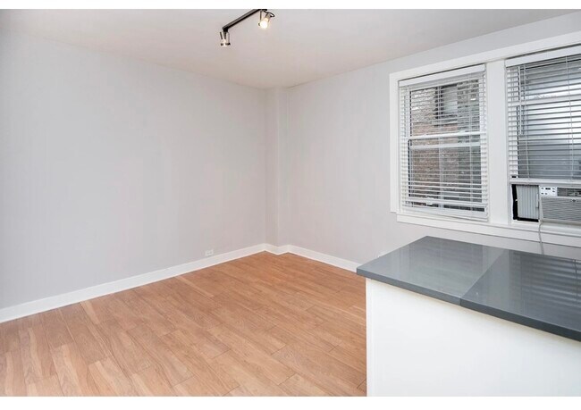 Foto del edificio - 511 W Belmont Ave