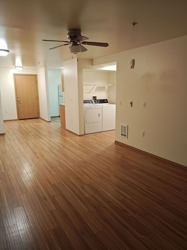 Foto del edificio - 3 bedroom 1 bath - Washer/Dryer in unit! Corner unit comes with a garage! $500 off first month's ...