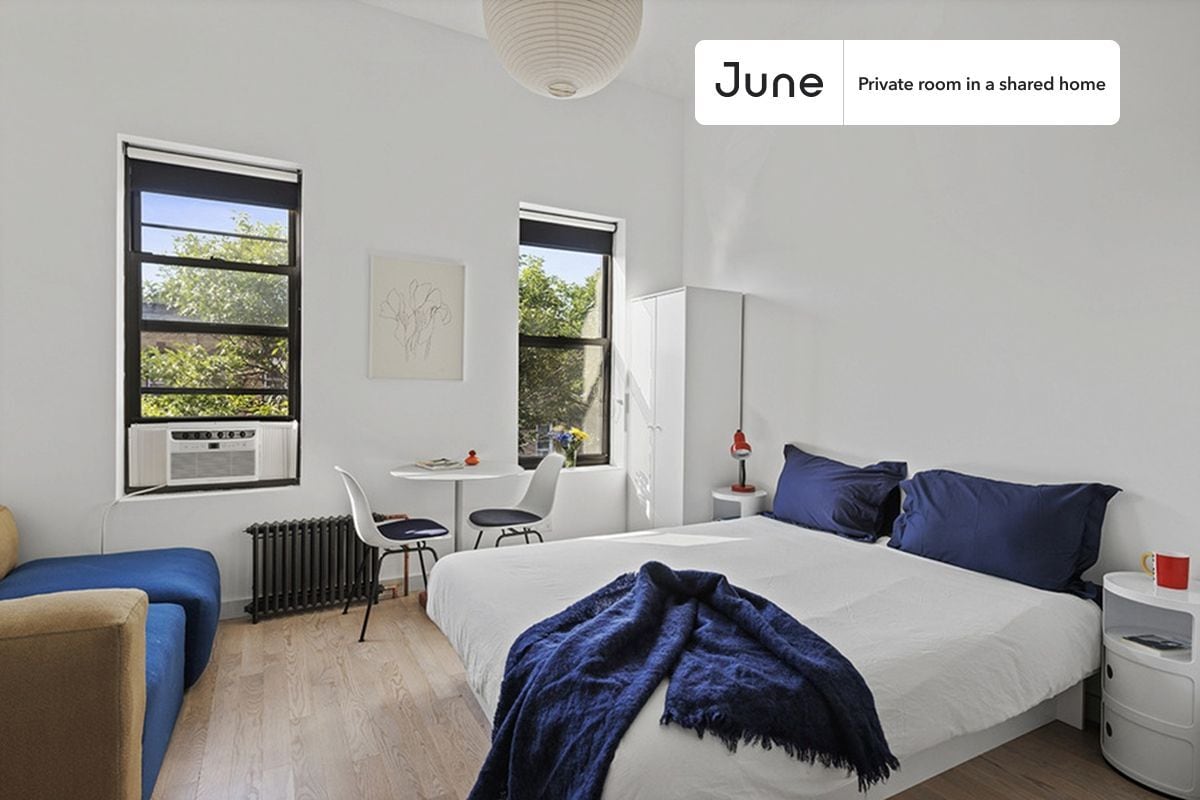 Foto principal - Private bedroom in 3 bed/3 bath Home