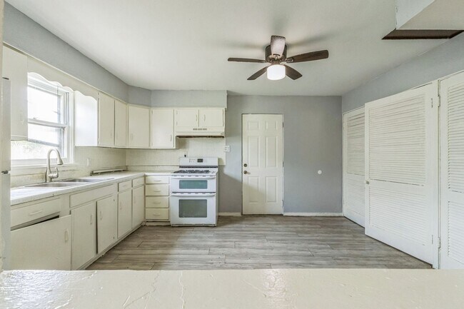 Foto del edificio - LIMITED TIME**NO APPLICATION FEE**1/2 OFF DEPOSIT**