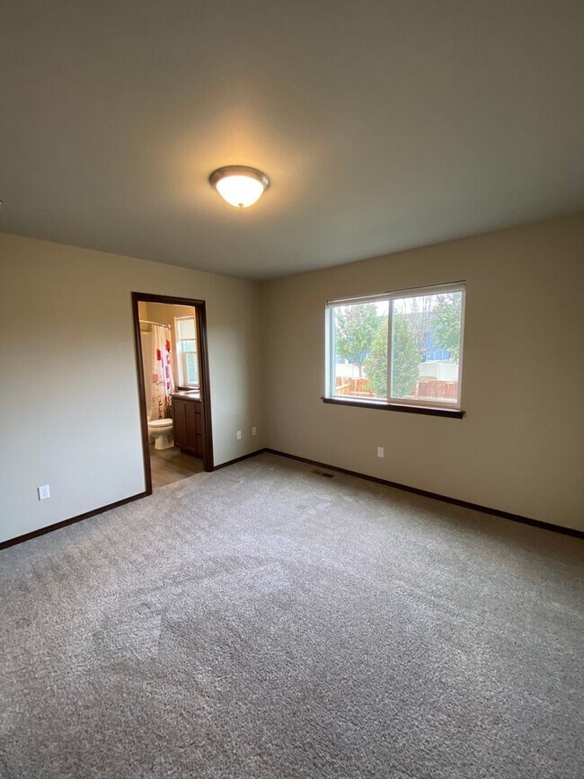 Foto del edificio - Beautiful 3 Bedroom 2.5  Bathroom Townhome w/ 2-car Garage - in the Eastmont School District!