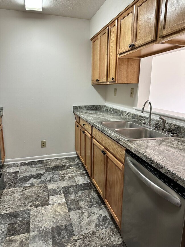 Building Photo - 2 bedroom townhouse in The Midlands! Avail...