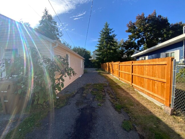 Building Photo - *** NEW RENT SPECIAL - $750 OFF FIRST MONT...