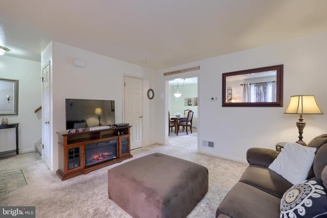 Foto del edificio - 6 Tiffany Ln