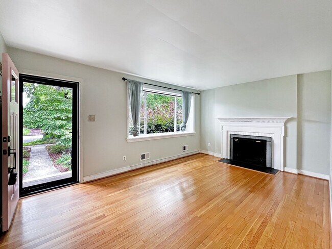 Foto del edificio - HALF-OFF APPLICATION FEES! Charming One-St...