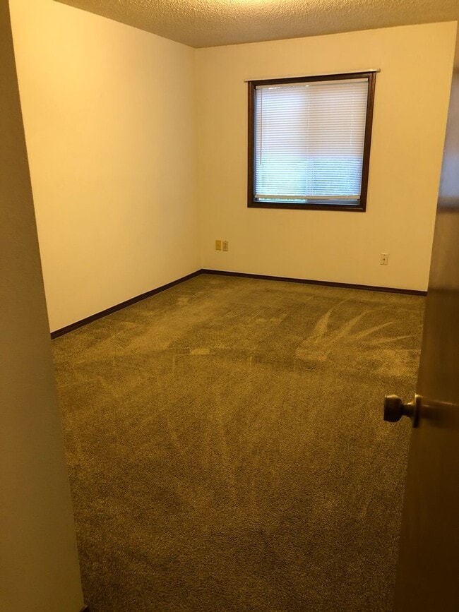 Building Photo - 2-Bedroom Condominium in McMinnville