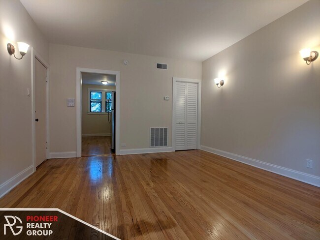 Building Photo - 4040 N Ashland Ave