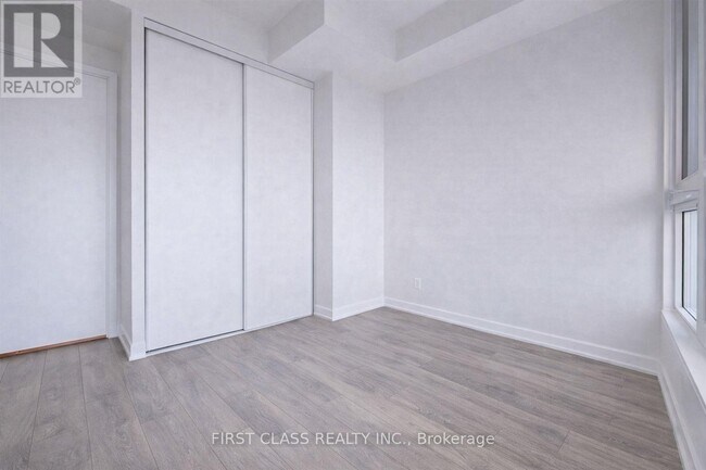 Photo du bâtiment - 898 Portage Pkwy