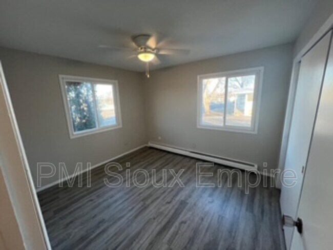 Foto del edificio - 440 S Western Ave