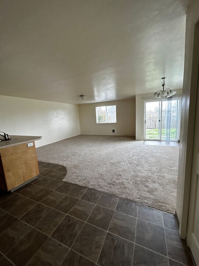Building Photo - 858s9