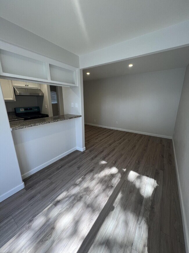 Building Photo - Newly Remodeled, Charming 1-Bedroom Oasis ...