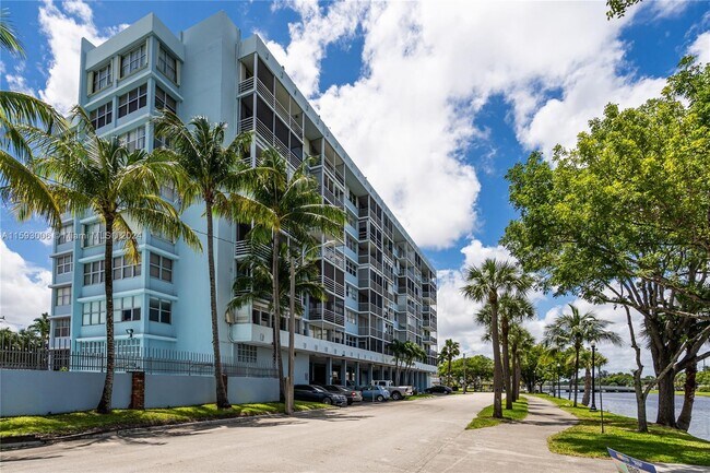 Building Photo - 16850 S Glades Dr