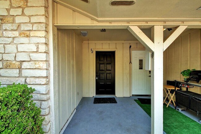 Building Photo - 21013 Highland Lake Dr