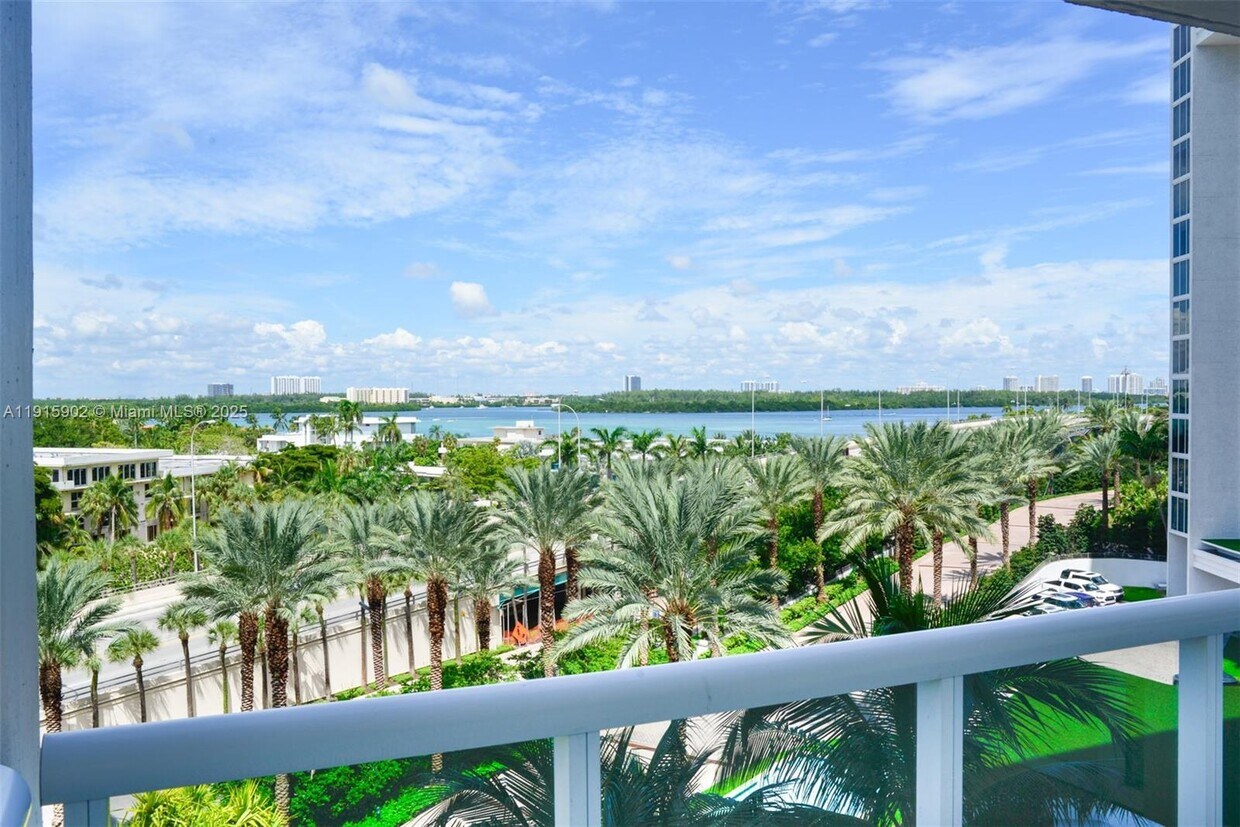 Foto principal - 10275 Collins Ave