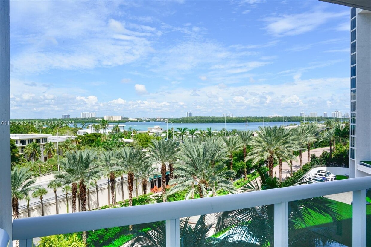 Primary Photo - 10275 Collins Ave