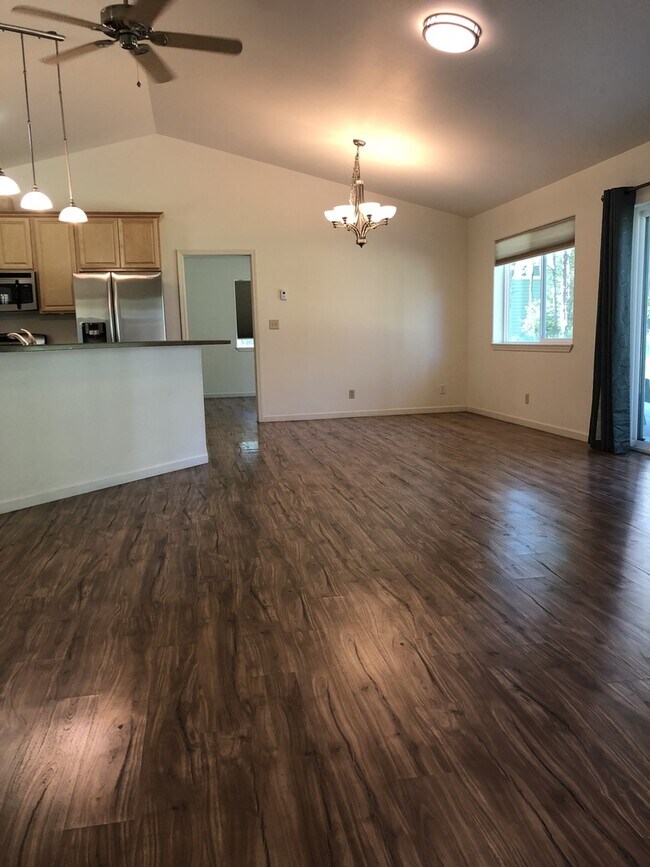 Foto del edificio - 3BR, 2BA, 2 car garage ranch home built in...