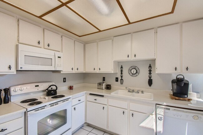 Foto del edificio - 2 Bedroom 1 Bath - Single Level Townhome Available mid June