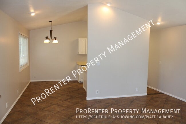 Building Photo - 4 Bed, 2 Bath Farmington Twin Home