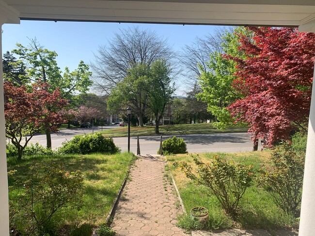 Building Photo - Well Maintained Colonial on the Avenues- L...
