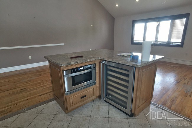 Foto del edificio - 29 Alexander Avenue #2R