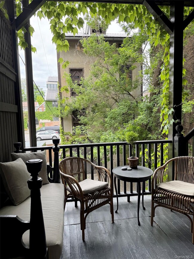 Building Photo - 362 1/2 Warren St