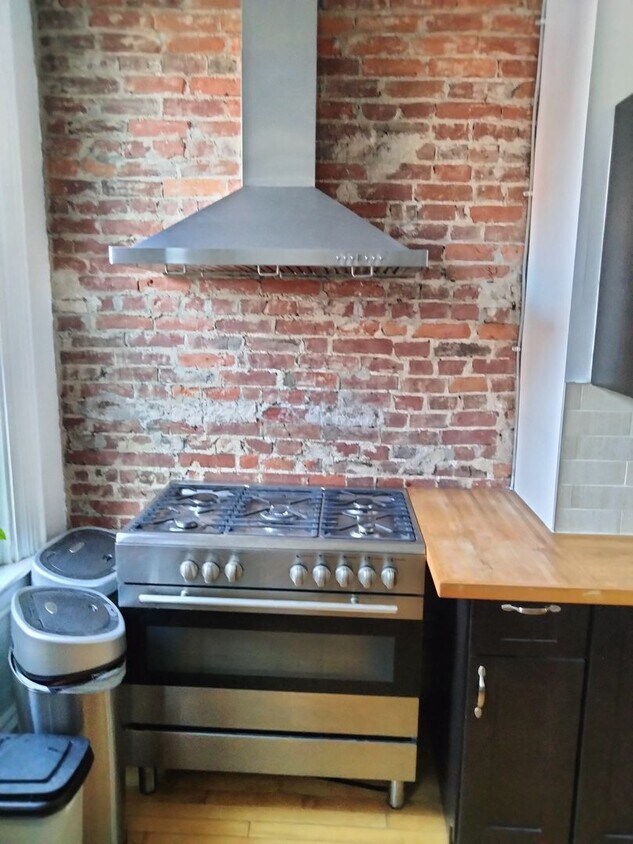 Primary Photo - Exquisite 3 Bedroom Urban Retreat with Mod...