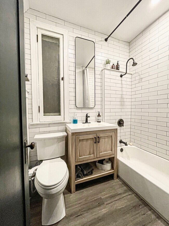 Foto del edificio - 2121 James M Wood Blvd