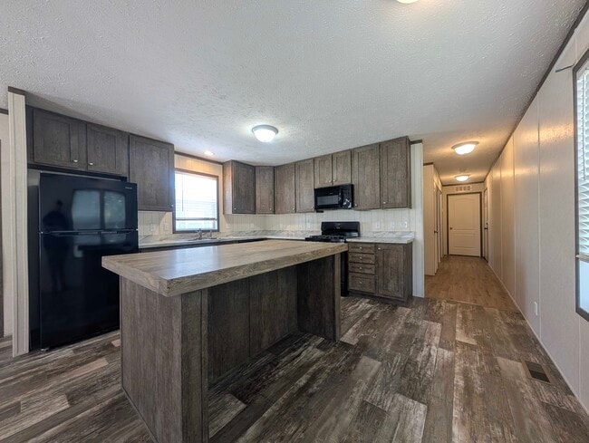 Building Photo - 38055 Leverette Ave